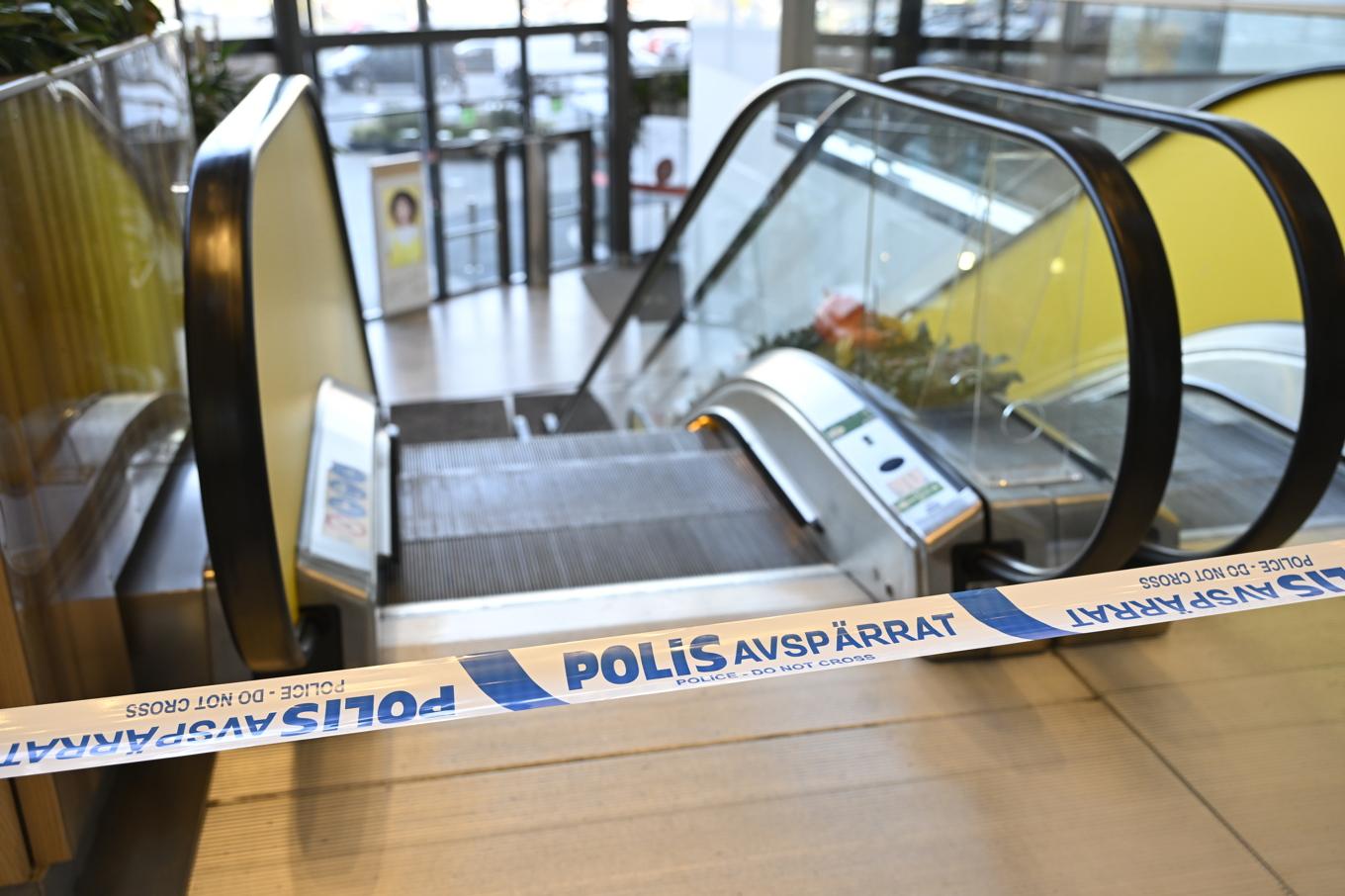 Polisens avspärrning efter skottlossningen vid Kungens kurva i Huddinge söder om Stockholm. Foto: Anders Wiklund/TT