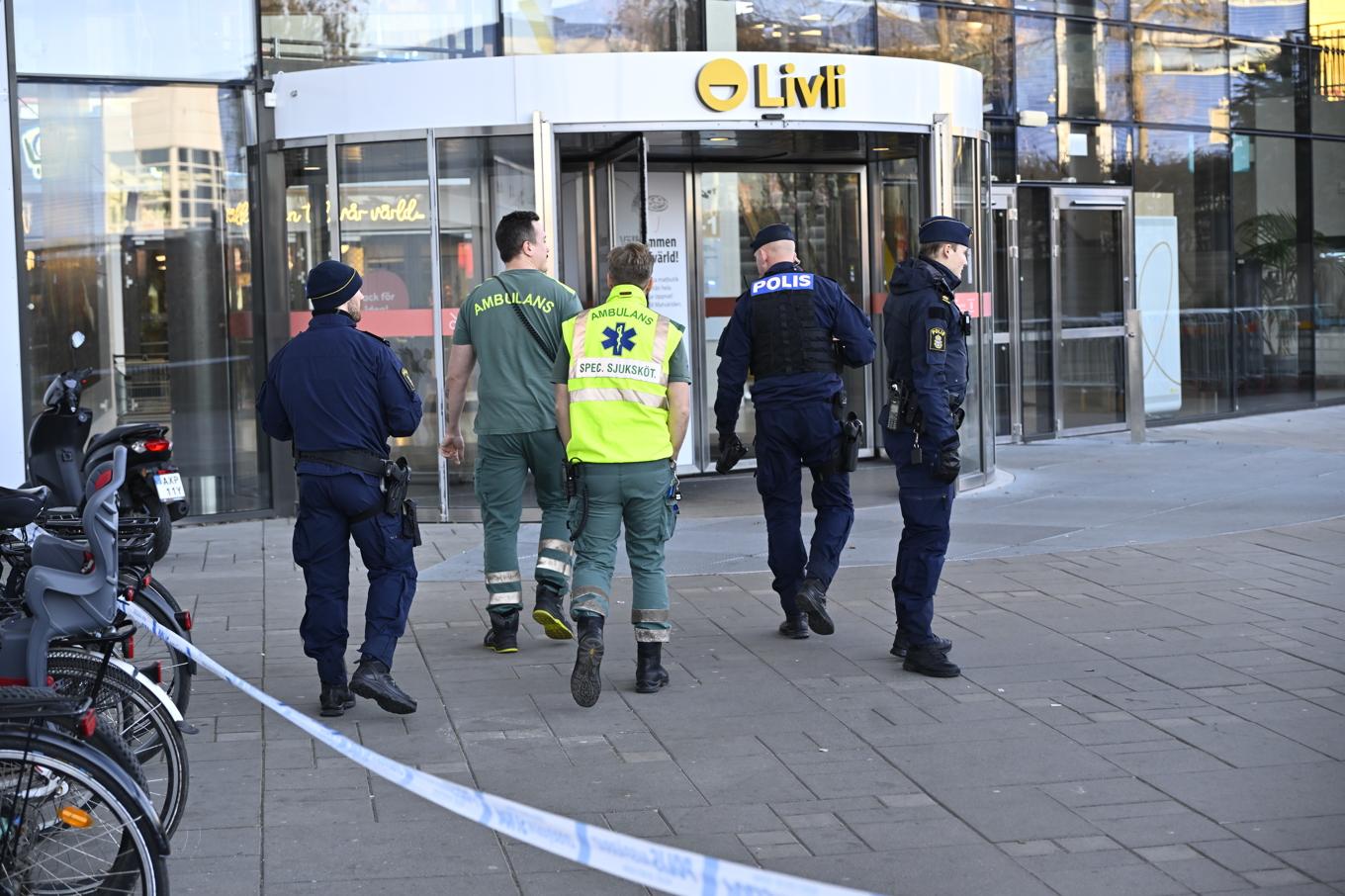 Polis och ambulans på plats efter skottlossningen vid Kungens kurva i Huddinge söder om Stockholm. Foto: Anders Wiklund/TT