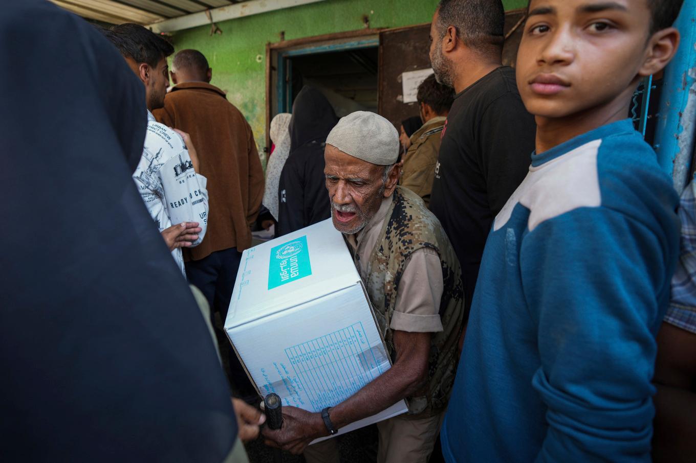 Nödhjälp delas ut av FN-organet Unrwa i flyktingläger i Gaza. Arkivbild. Foto: Abdel Kareem Hana/AP/TT