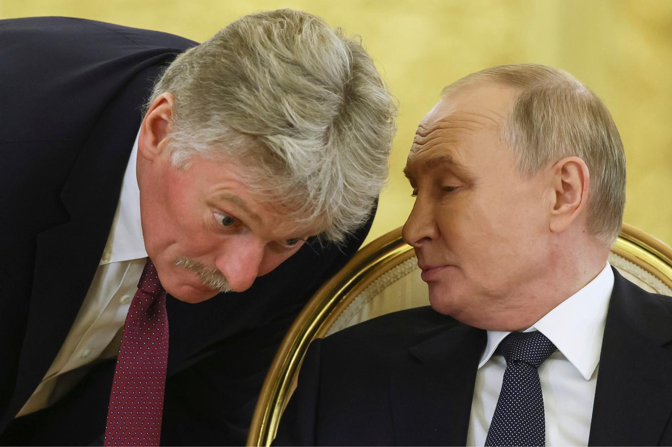 Kremls talesperson Dmitrij Peskov lyssnar på sin chef, Rysslands president Vladimir Putin, vid ett internationellt möte i Moskva i oktober. Foto: Sergei Ilnitsky/AP/TT