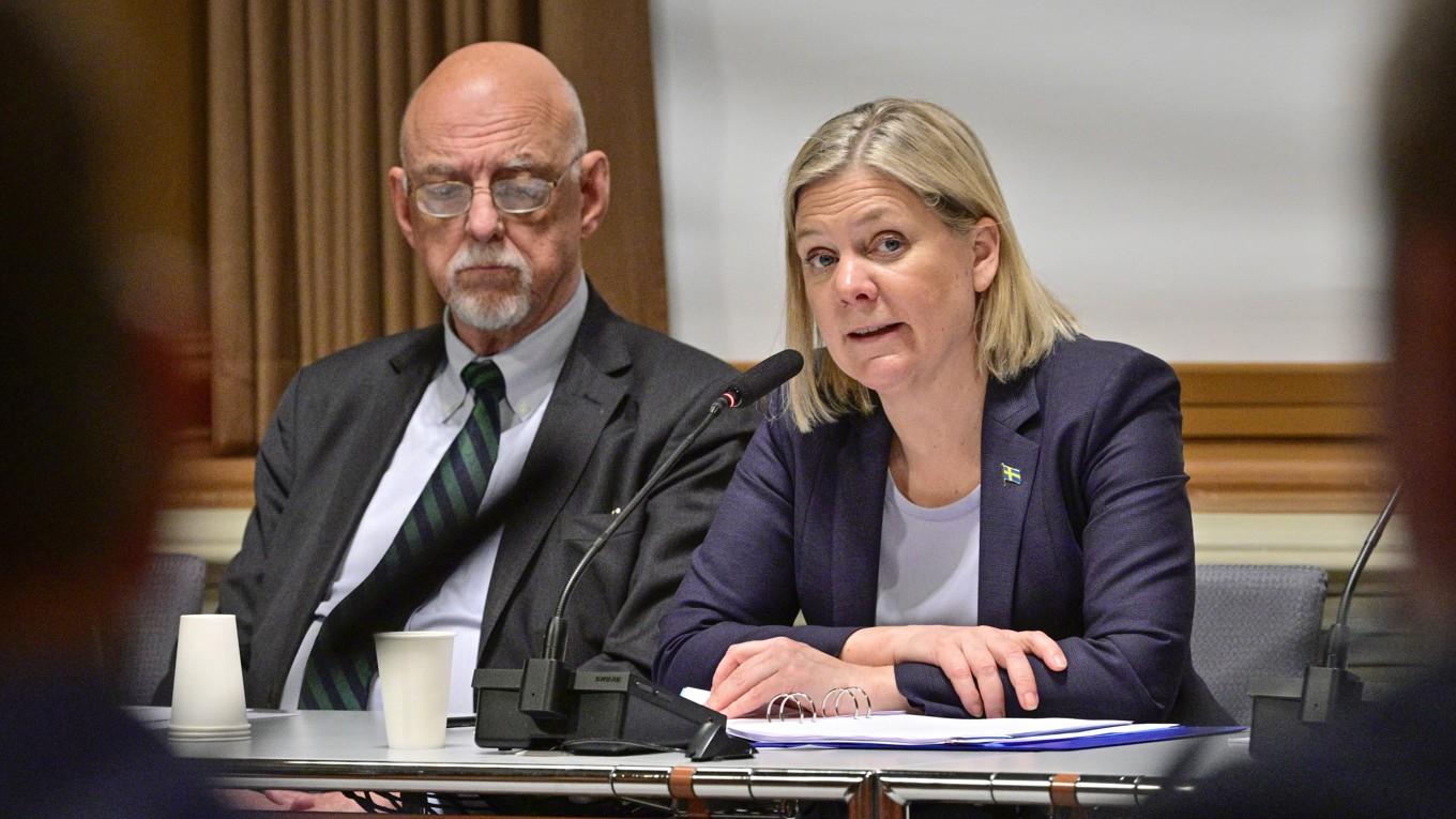 Partiledare Magdalena Andersson presenterar Socialdemokraternas utkast till nytt partiprogram tillsammans med huvudsekreteraren Hans Dahlgren. Arkivbild. Foto: Jonas Ekströmer/TT