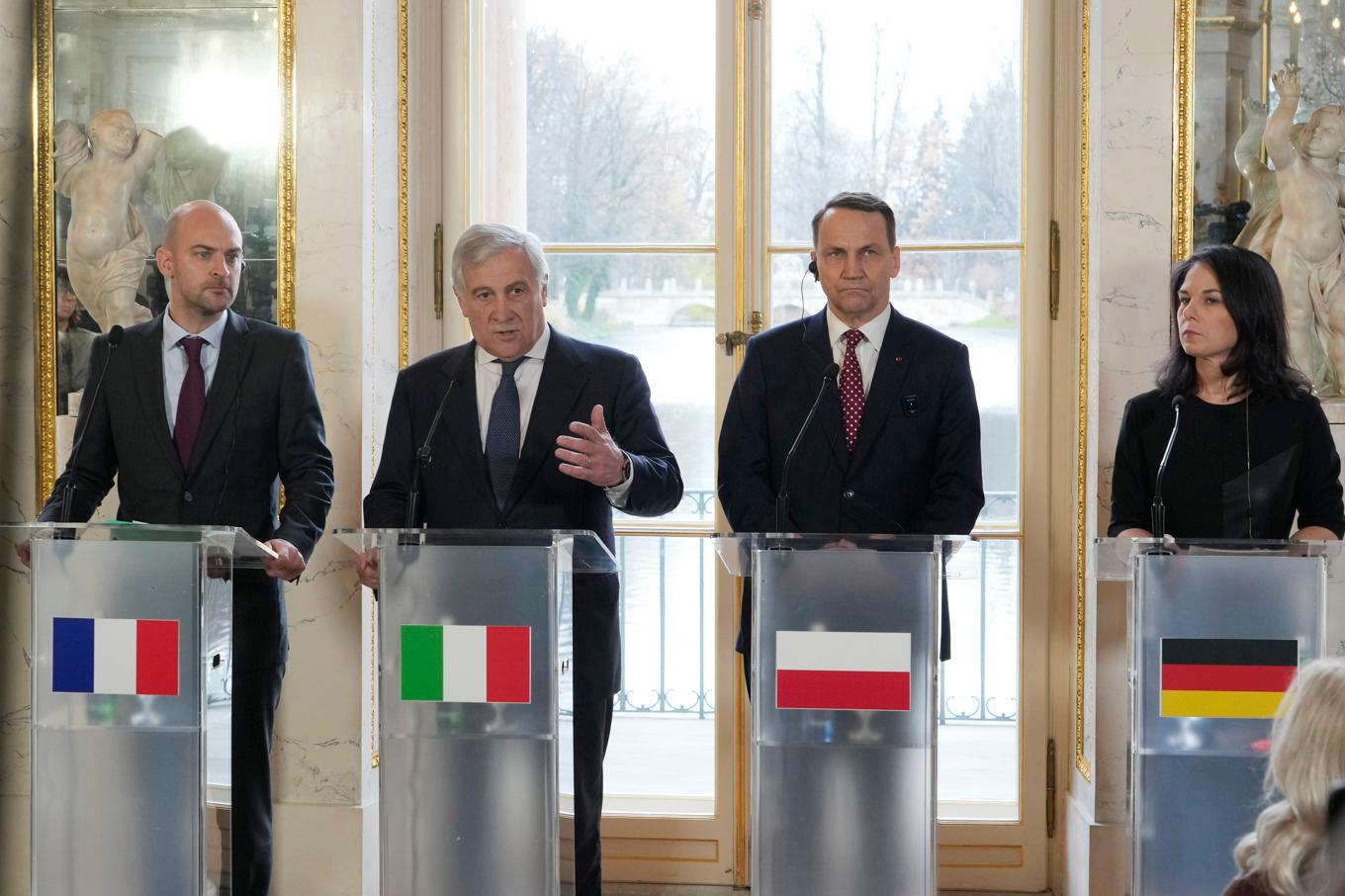 Utrikesministrarna i Frankrike, Italien, Polen och Tyskland – Jean-Noël Barrot, Antonio Tajani, Radoslaw Sikorski och Annalena Baerbock – på presskonferens efter ett möte i Warszawa. Foto: Czarek Sokolowski/AP/TT