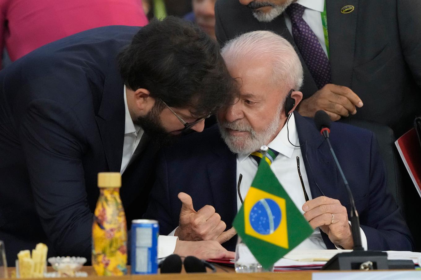 Lula da Silva, sittande, i samspråk med sin chilenske kollega Gabriel Boric under G20-mötet. Foto: Eraldo Peres/AP/TT