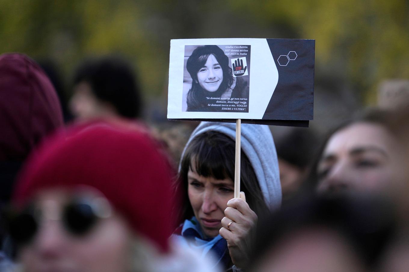 En kvinna håller upp ett foto på Giulia Cecchettin som mördades av sin ex-pojkvän. Bild från en demonstration i Milano under Internationella dagen mot våld mot kvinnor, den 25 november förra året. Foto: Luca Bruno/AP/TT