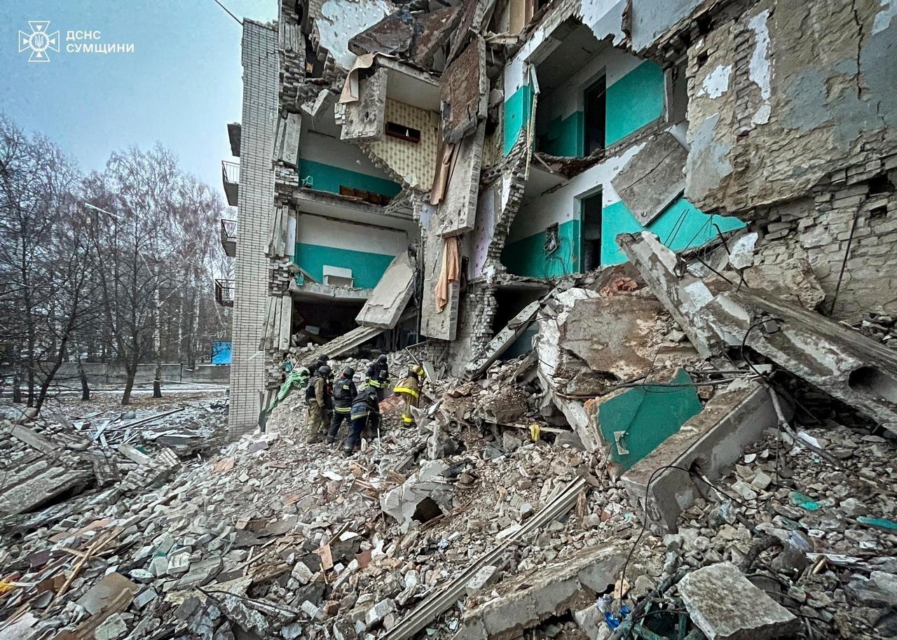 Räddningsarbetare gräver i rasmassor vid den bombade byggnaden i Hluchiv. Bilden har distribuerats av ukrainska myndigheter. Foto: Ukrainsk räddningstjänst/handout via AP/TT