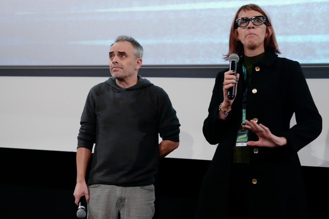 Regissören Joel Souza och fotografen Bianca Cline under en frågestund vid premiären av filmen "Rust" på en filmfestival i Torún i Polen. Foto: Czarek Sokolowski/AP/TT