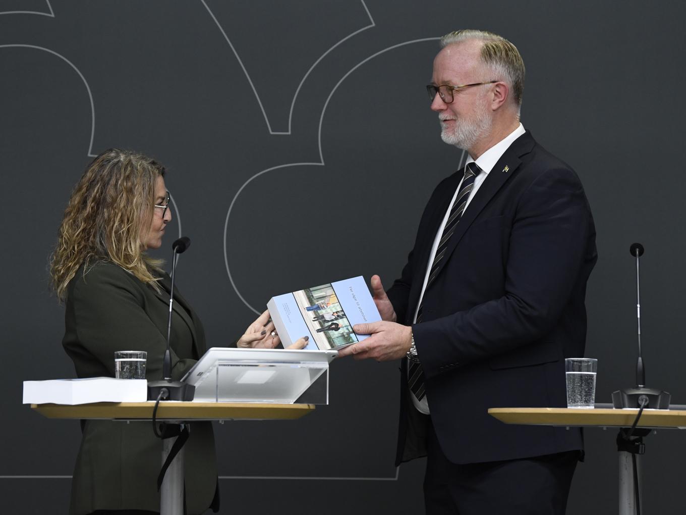 Utbildningsminister Johan Pehrson (L) under en pressträffen tillsammans med särskilda utredaren Joanna Giota. Foto: Jakob Åkersten Brodén/TT