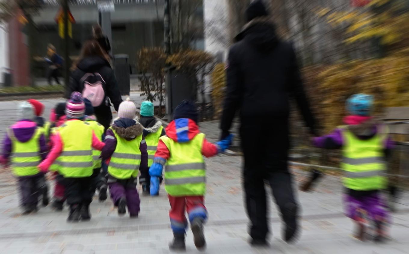 Förskolan kan få tuffare regler för hur stora barngrupperna i förskolan får vara, och hur många barn varje anställd ska ansvara för. Arkivbild. Foto: Hasse Holmberg/TT