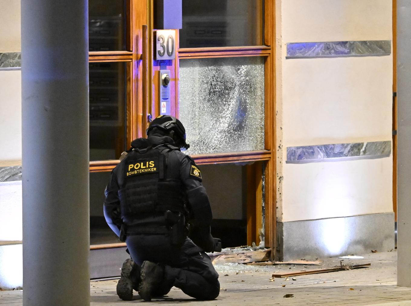 Polis på plats efter explosionen vid en port på Östermalm i Stockholm i söndags. Foto: Anders Wiklund/TT