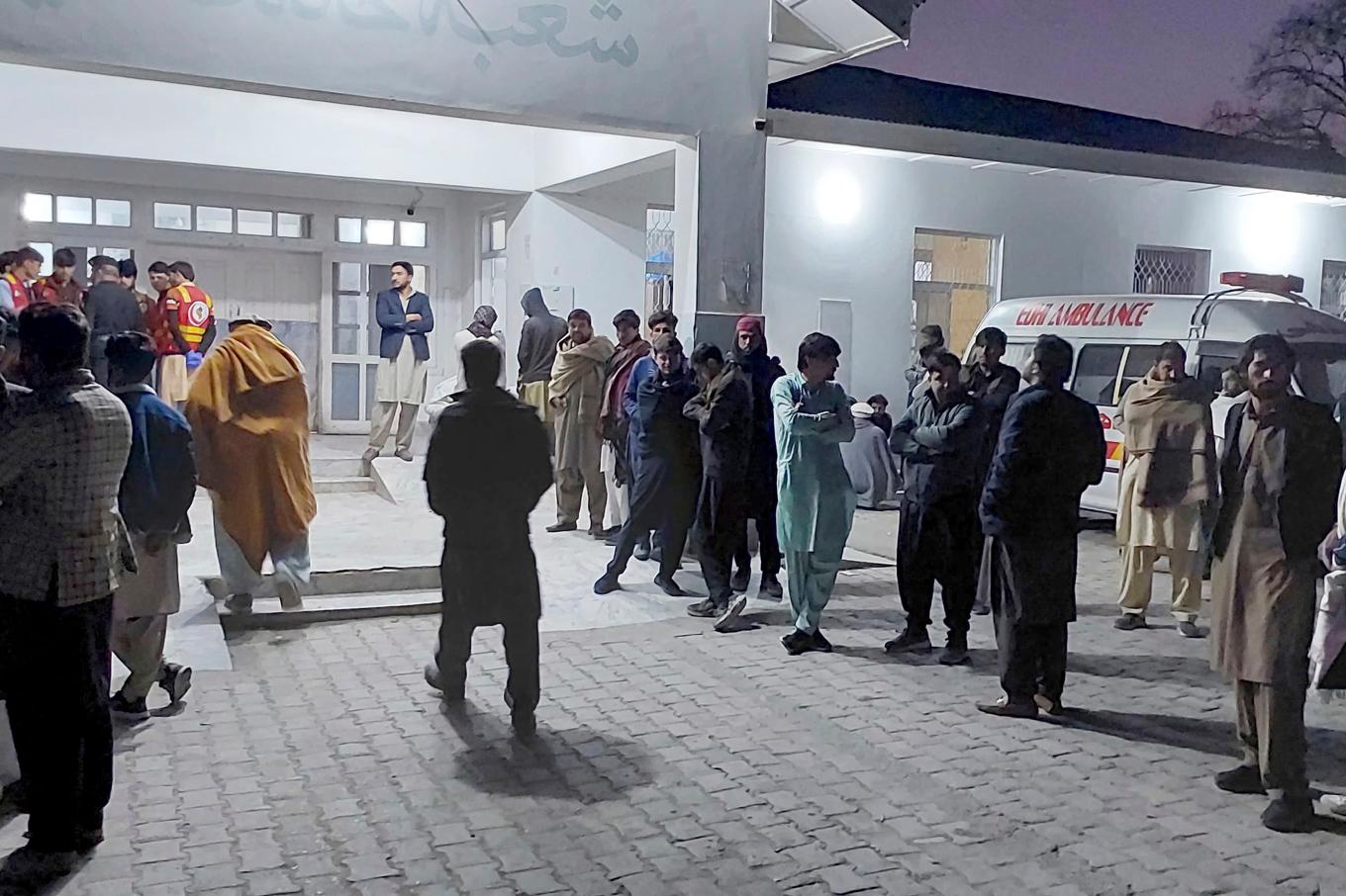 Ortsbor samlas utanför sjukhuset i Parachinar i väntan på att ambulanser med offren anländer. Foto: Dilawar Hussain/AP/TT