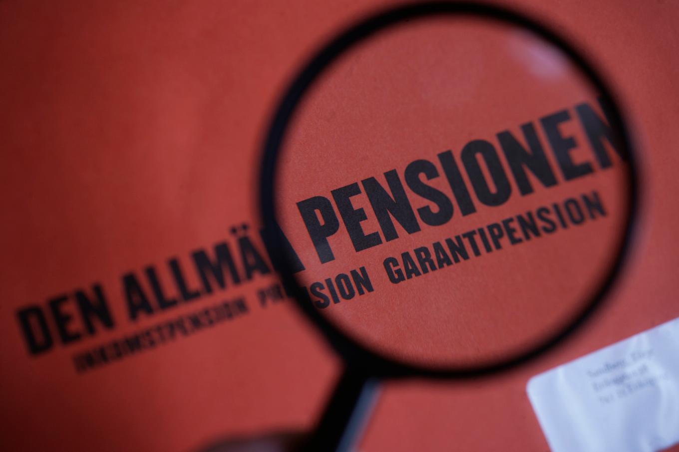 Kronofogden plockar fram förstoringsglaset i jakt på pensionsbluffare. Arkivbild. Foto: Fredrik Sandberg / TT