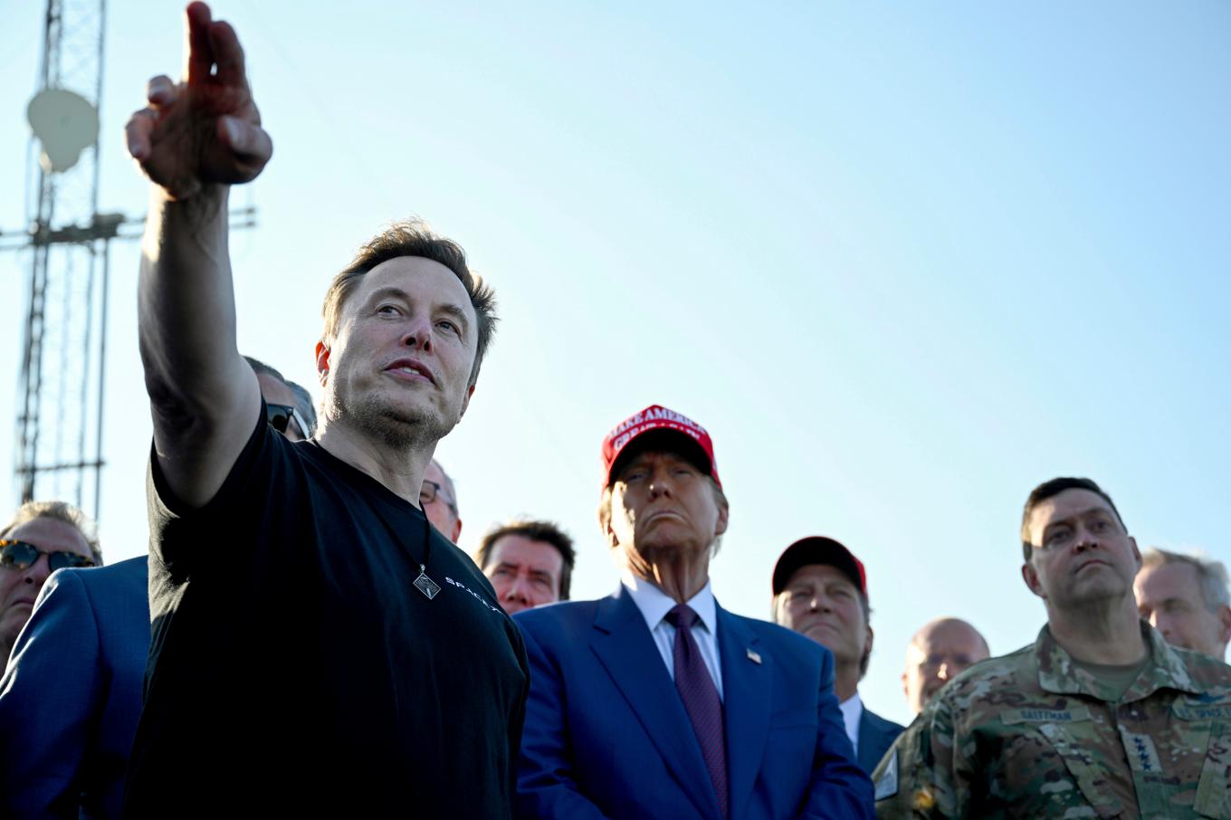 Trumprådgivaren Elon Musk och den tillträdande presidenten Donald Trump vid testuppskjutningen av en Space|X-raket i tisdags. Foto: Brandon Bell/AP/TT