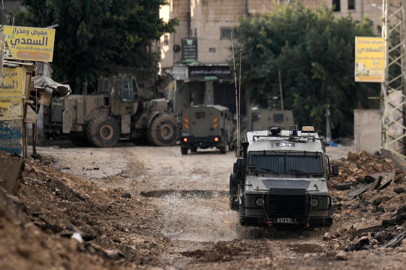 Israeliska militärfordon på den ockuperade Västbanken, där palestinierna har ett visst självstyre. Foto: Majdi Mohammed/AP/TT