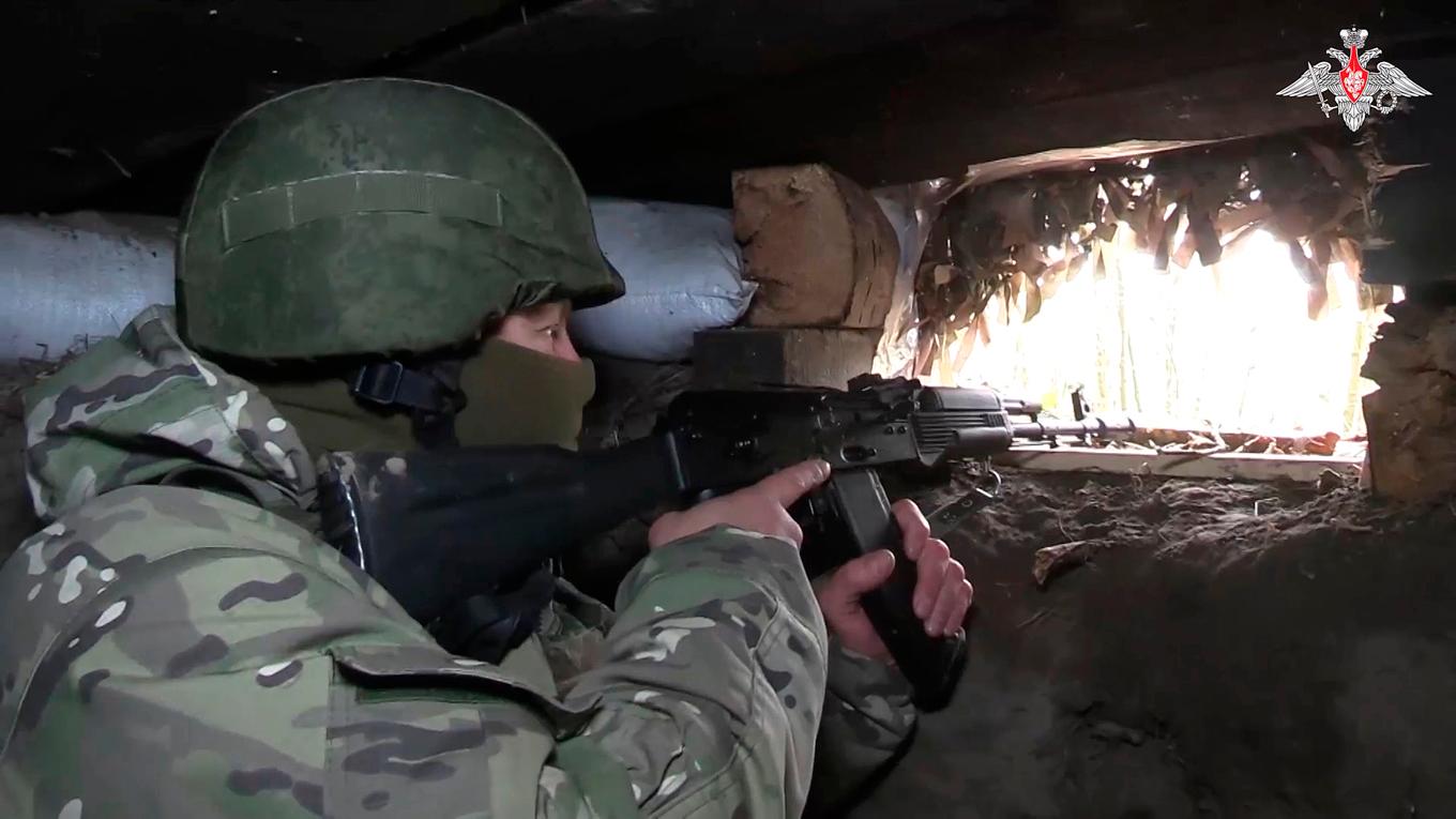 En rysk soldat skjuter mot ukrainska soldater från en bunker i Kurskregionen i Ryssland. Arkivbild. Foto: Rysslands försvarsdepartement/AP/TT