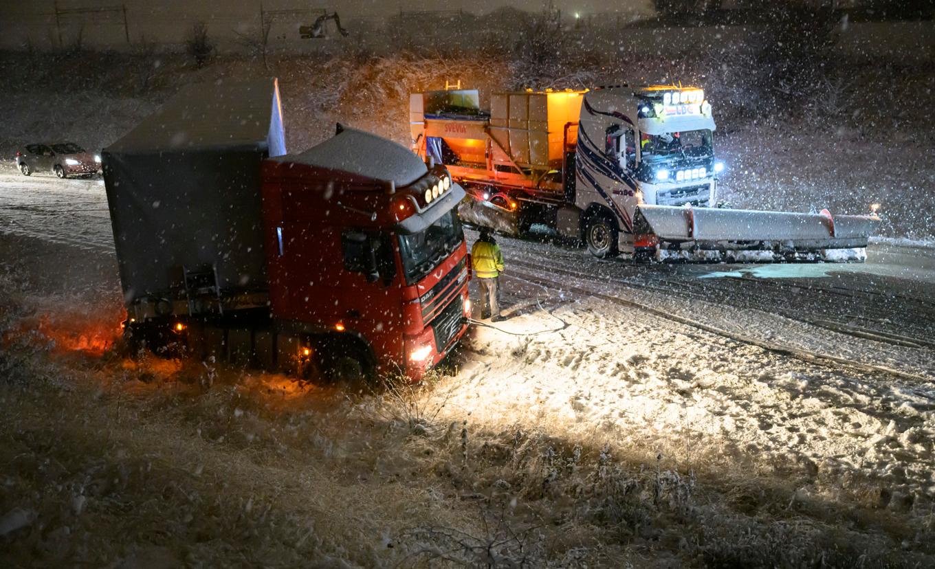 En lastbil hade halkat ner i diket utanför Lund på fredagseftermiddagen. Foto: Johan Nilsson/TT