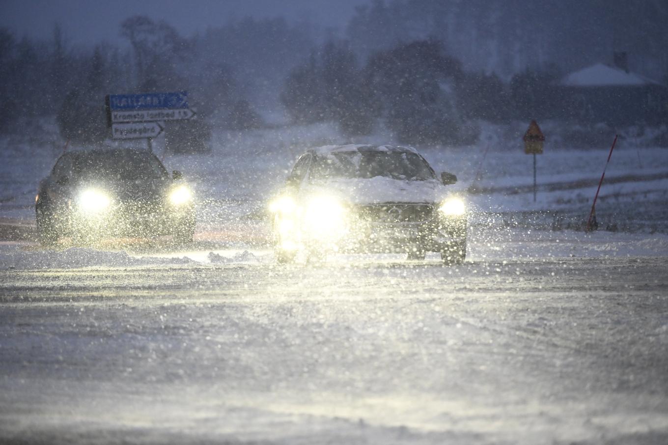 SMHI varnar för att snön kan ställa till det i trafiken. Bilden är tagen 21 november. Foto: Fredrik Sandberg/TT