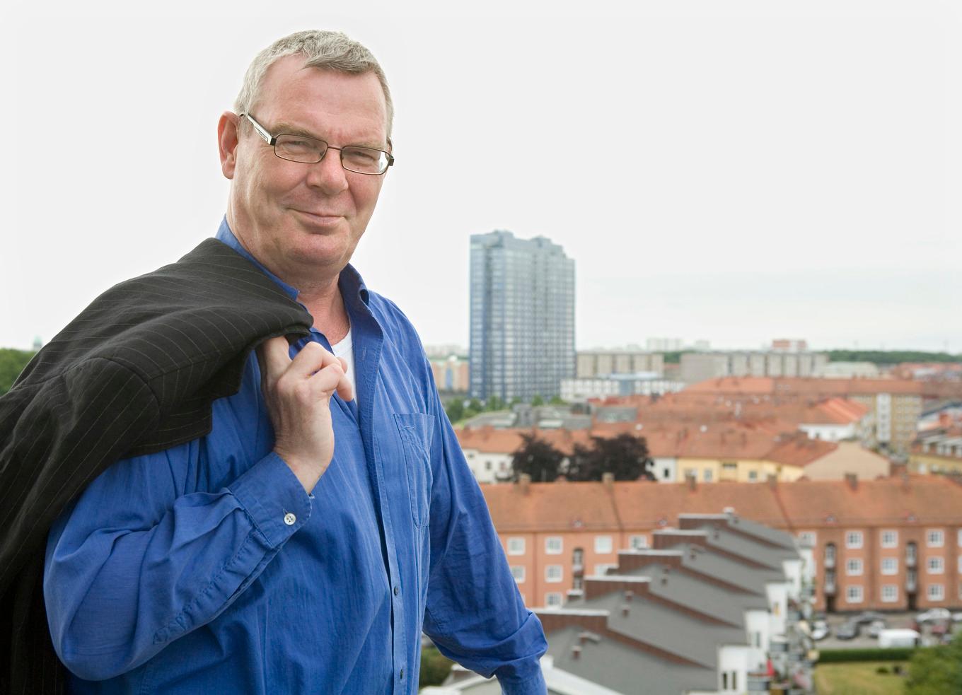 Journalisten Göran Skytte hemma på takterrassen i Malmö 2007. Foto: Drago Prvulovic/TT