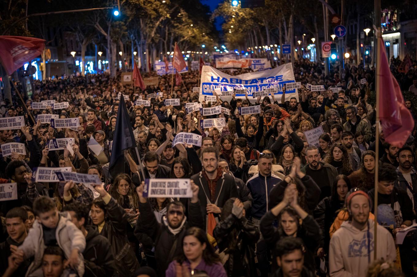 Det stora demonstranttåget i centrala Barcelona i spanska Katalonien. Foto: Emilio Morenatti/AP/TT