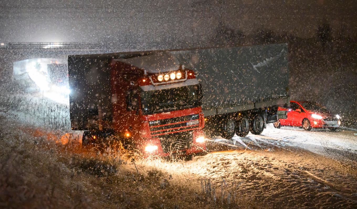 En lastbil halkade i diket på väg 103 utanför Lund på fredagskvällen. Foto: Johan Nilsson/TT