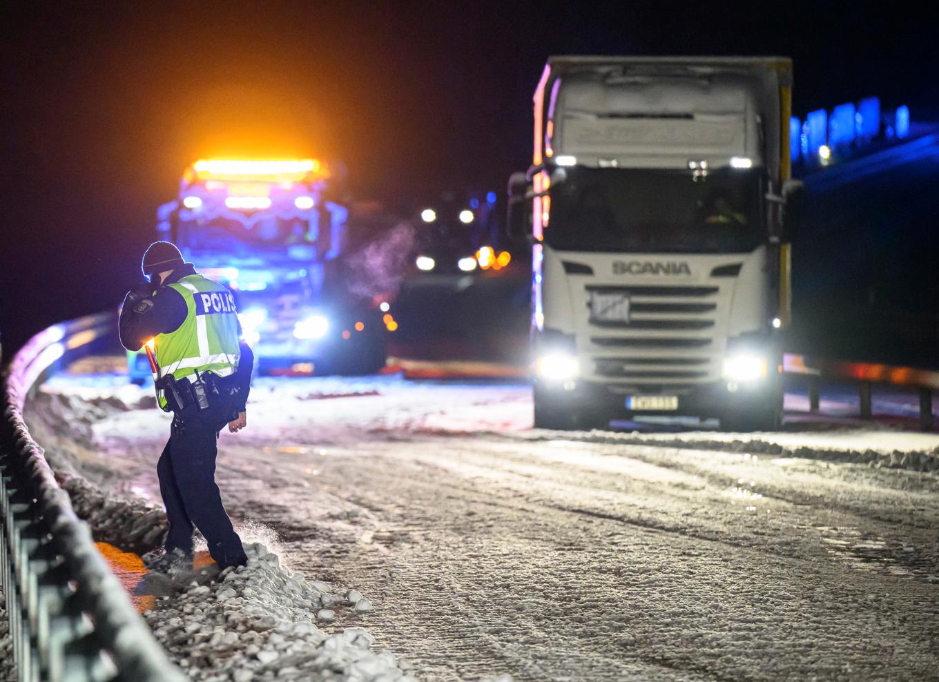 Flera lastbilar fastnade på E22 på fredagen. Foto: Johan Nilsson/TT