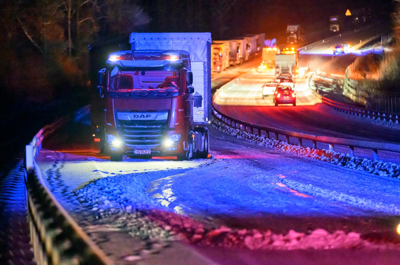 Ett flertal lastbilar bärgades på E22 i höjd med Kristianstad under fredagskvällen när snöovädret slog till i Skåne. Foto: Johan Nilsson/TT