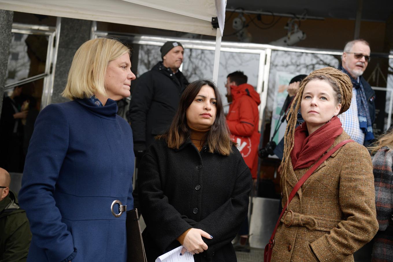 Magdalena Andersson (S), Nooshi Dadgostar (V) och Amanda Lind (MP) kräver större tydlighet av regeringen. Foto: Oscar Olsson/TT