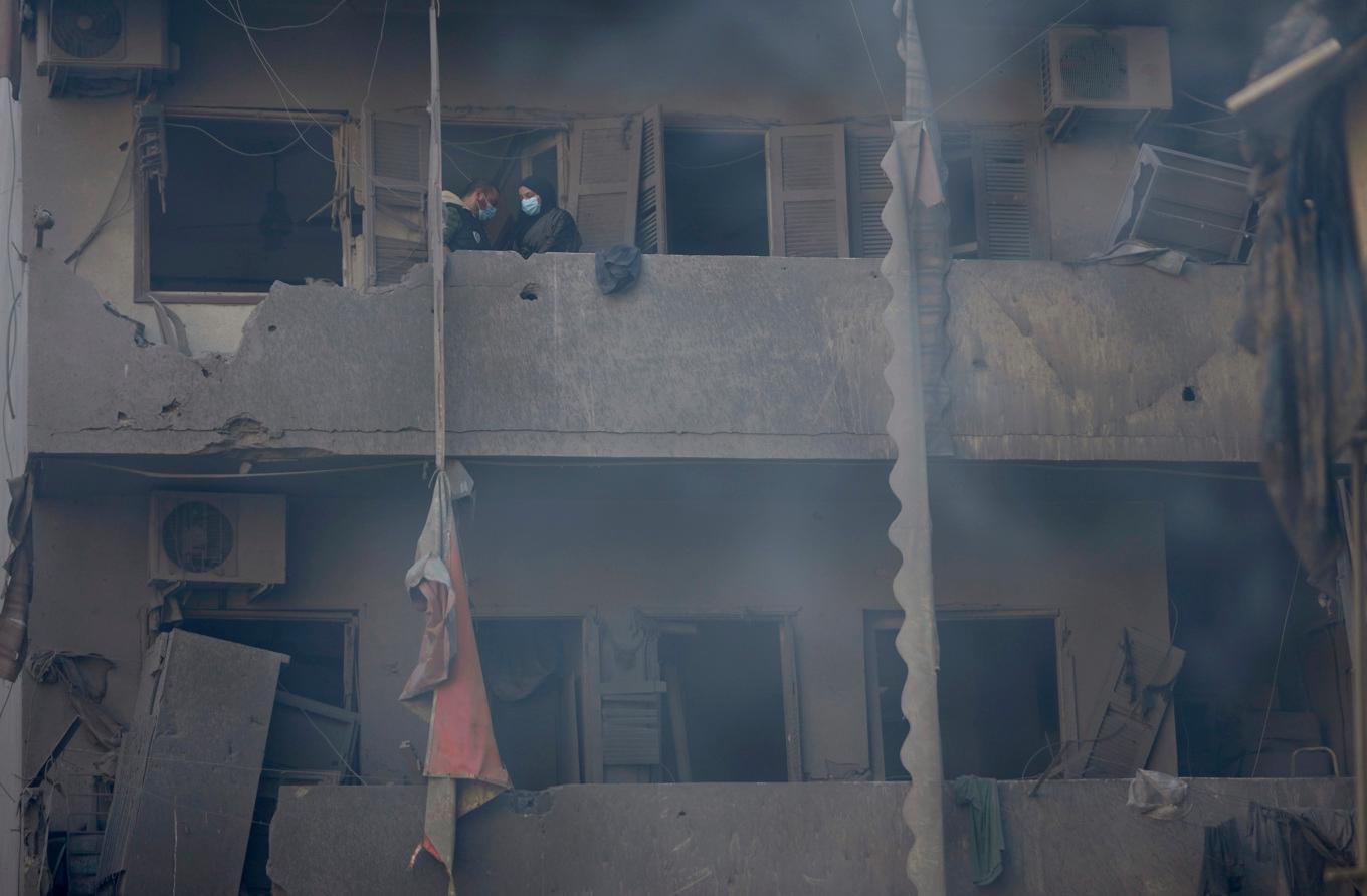 Beirutbor på sin förstörda balkong efter lördagens israeliska attack mot de centrala delarna av den libanesiska huvudstaden. Foto: Hussein Malla/AP/TT