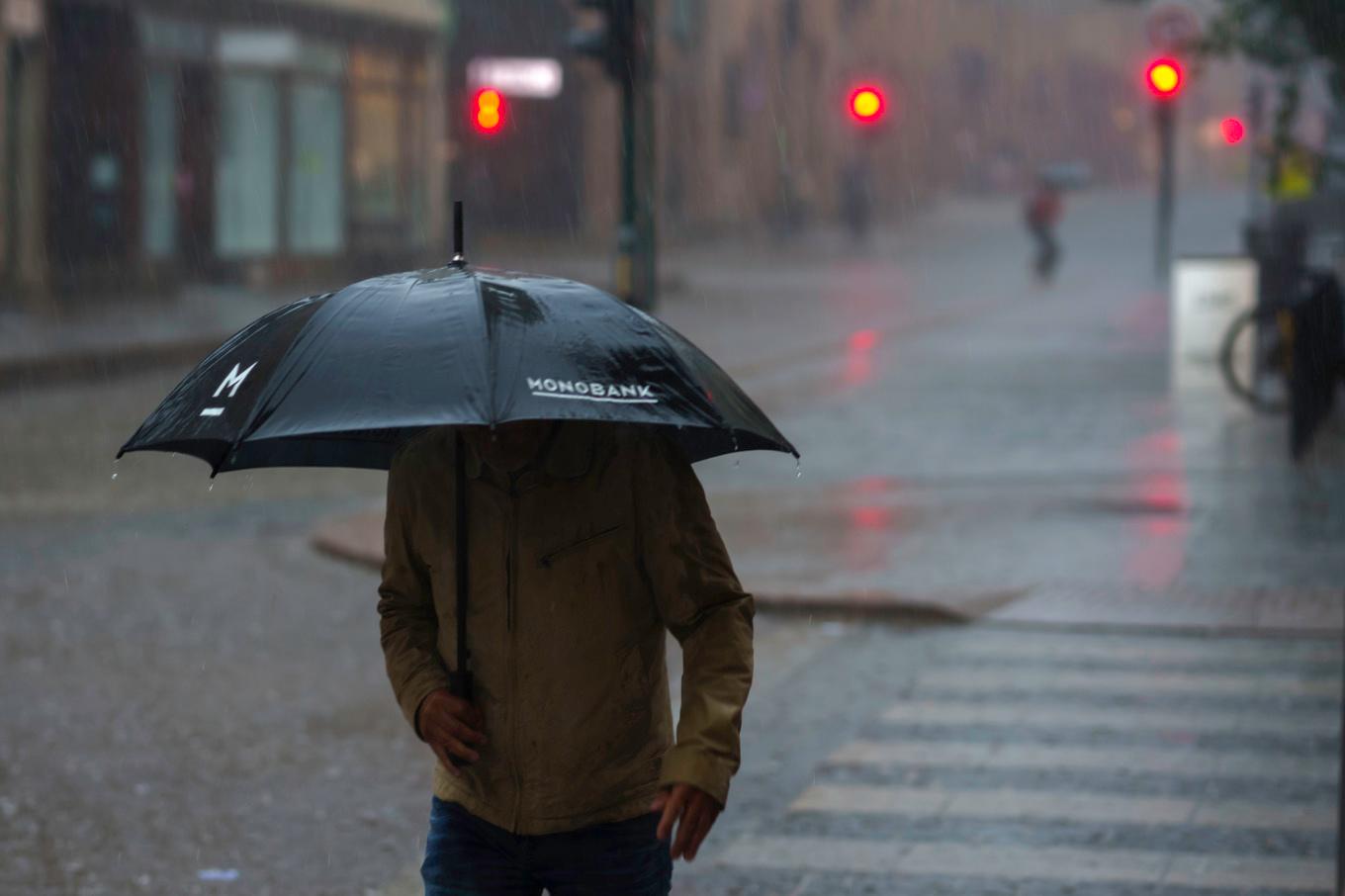 Den milda luften för med sig regn. Arkivbild. Foto: Cornelius Poppe/NTB/TT