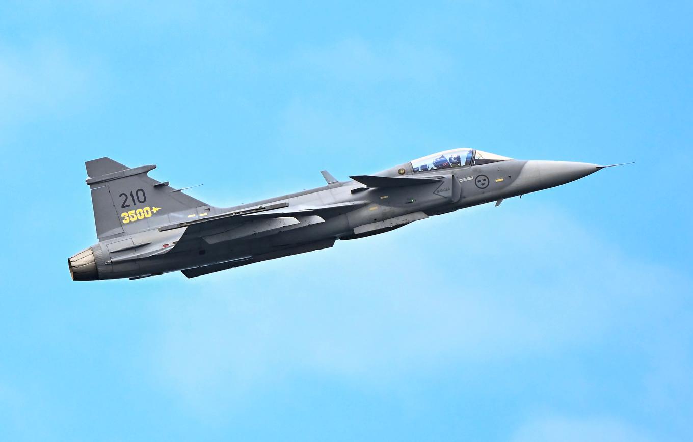 Saab, som bland annat tillverkar Saab 39 Gripen (bilden), är en av flera europeiska försvarskoncerner vars aktie backar efter uppgifterna om en nära förestående vapenvila mellan Israel och Hizbollah. Arkivbild. Foto: Jonas Ekströmer/TT