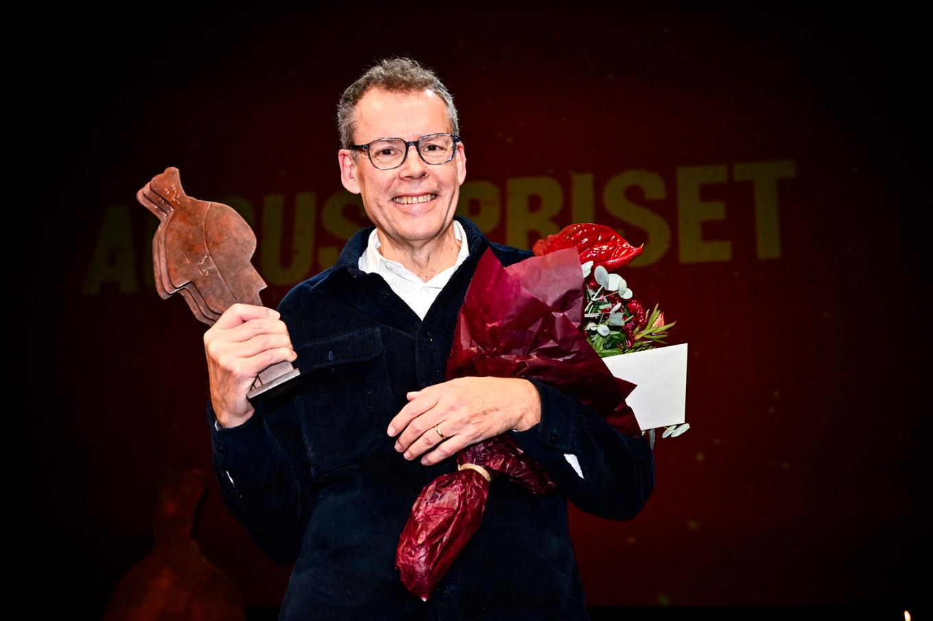 Tony Samuelsson tar emot Augustpriset för "Kungen av Nostratien" på Dramaten. Foto: Anders Wiklund/TT