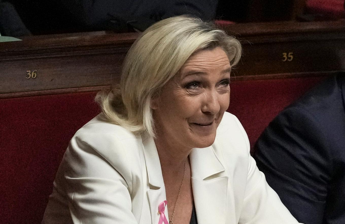 Marine Le Pen under ett tal i det franska parlamentet i höstas. Arkivfoto. Foto: Thibault Camus/AP/TT