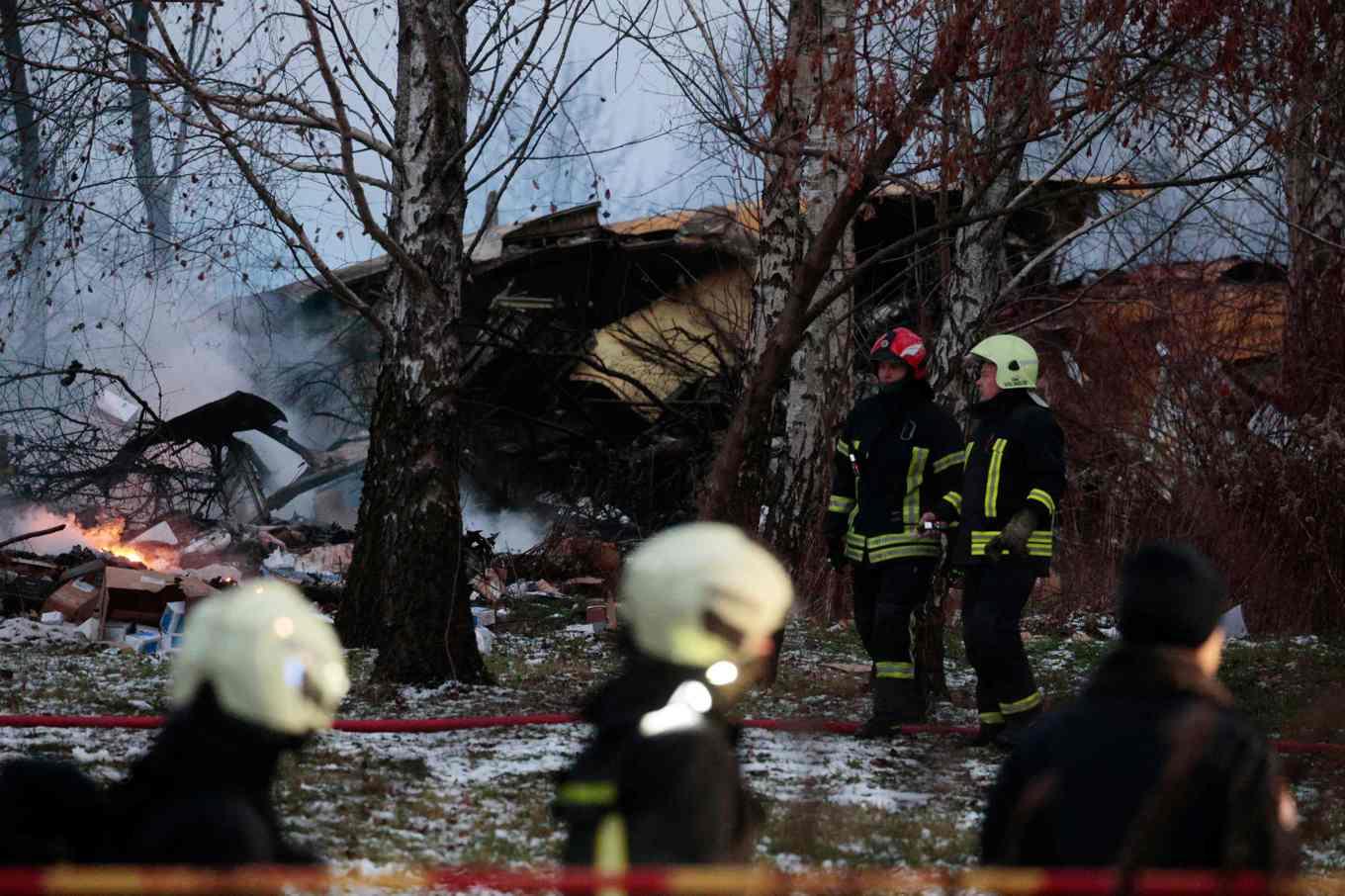 Litauiska räddningsarbetare arbetar på platsen där ett fraktflygplan störtat, utanför huvudstaden Vilnius. Foto: Petras Malukas/AFP/TT