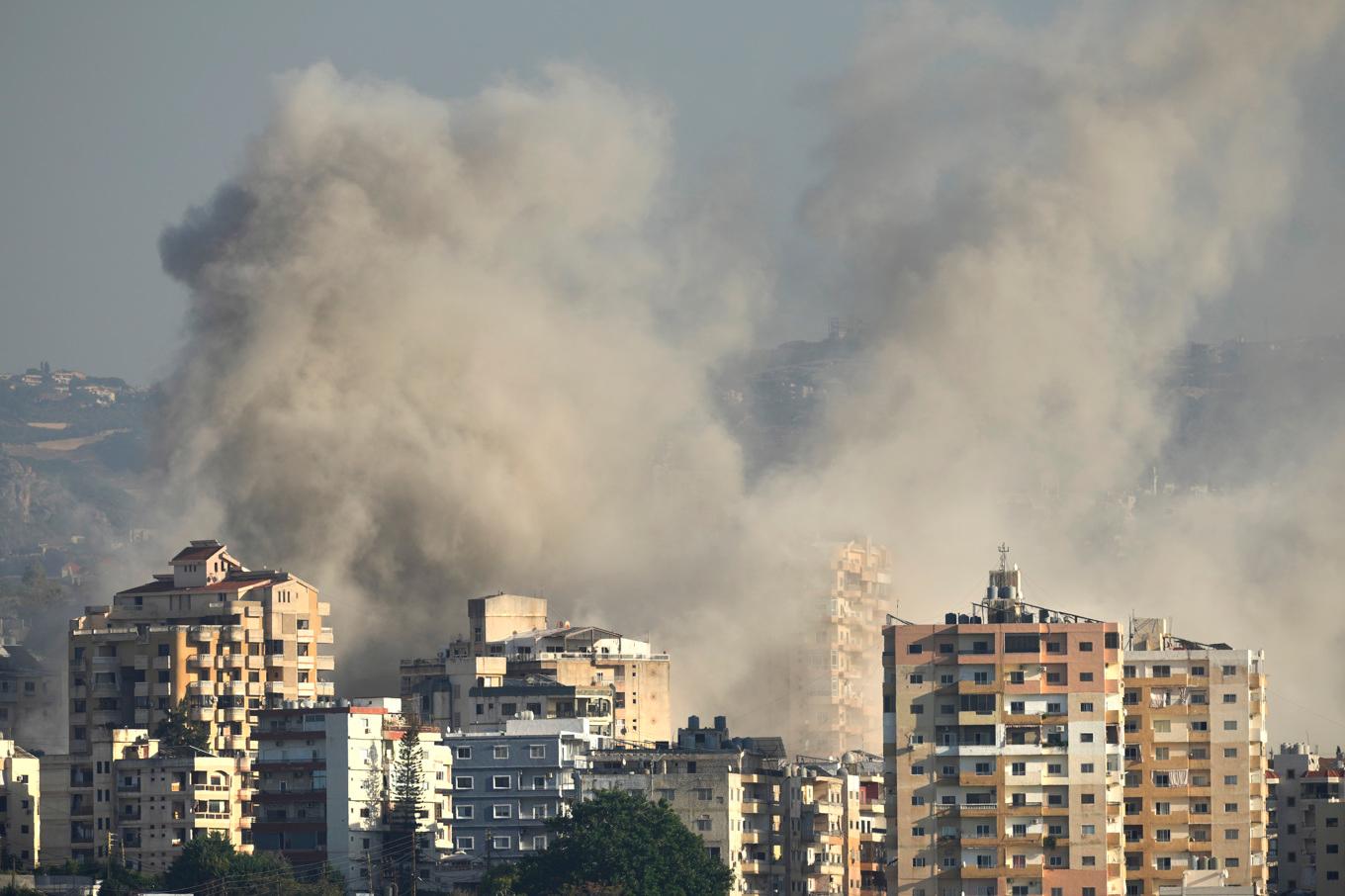 Rök stiger efter en annan israelisk flygräd mot Tyr i södra Libanon, i fredags. Foto: Hussain Malla/AP/TT