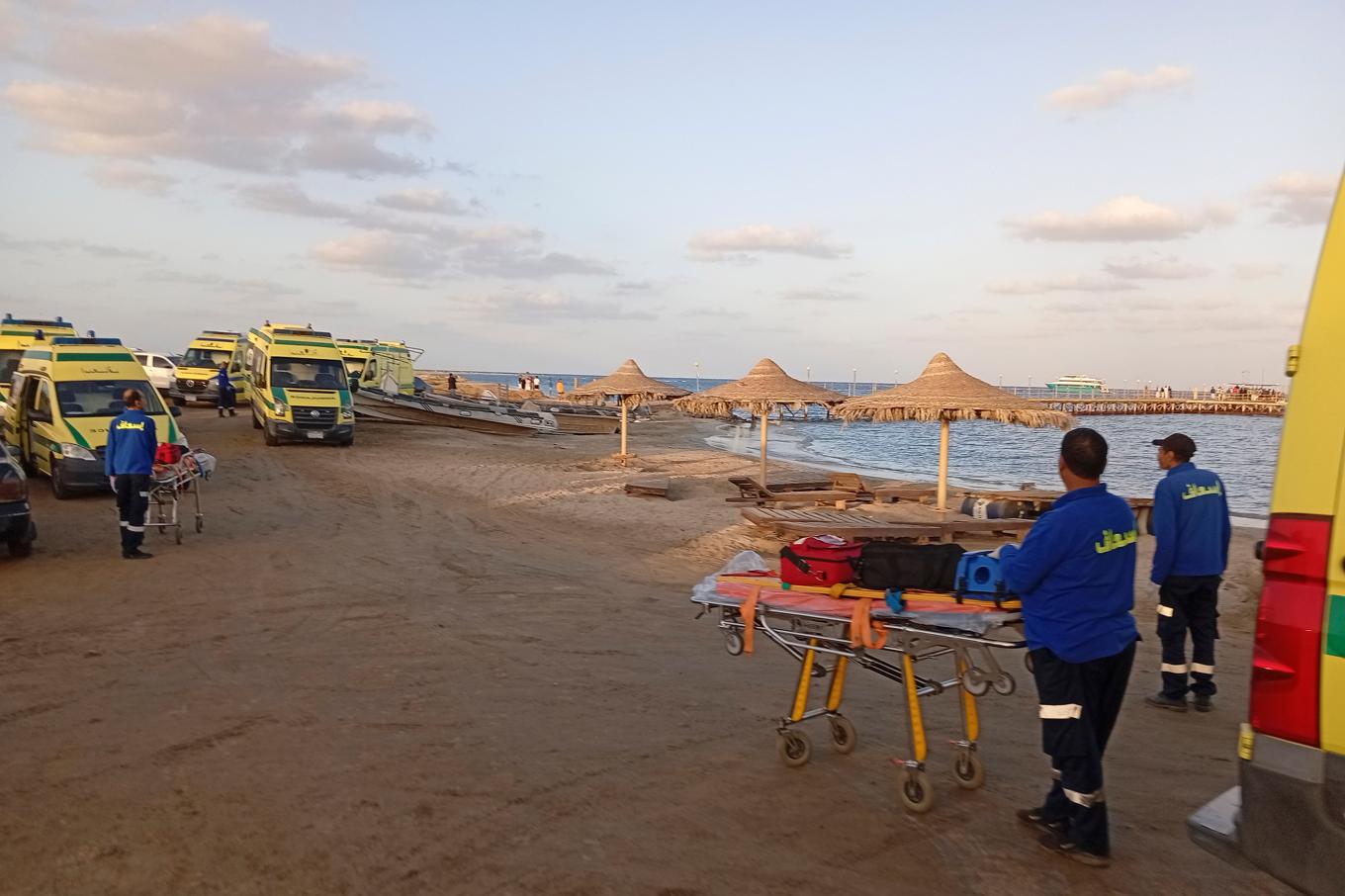 Ambulanser står redo i Marsa Alam efter båtolyckan. Bild från i måndags. Foto: STR/AP/TT