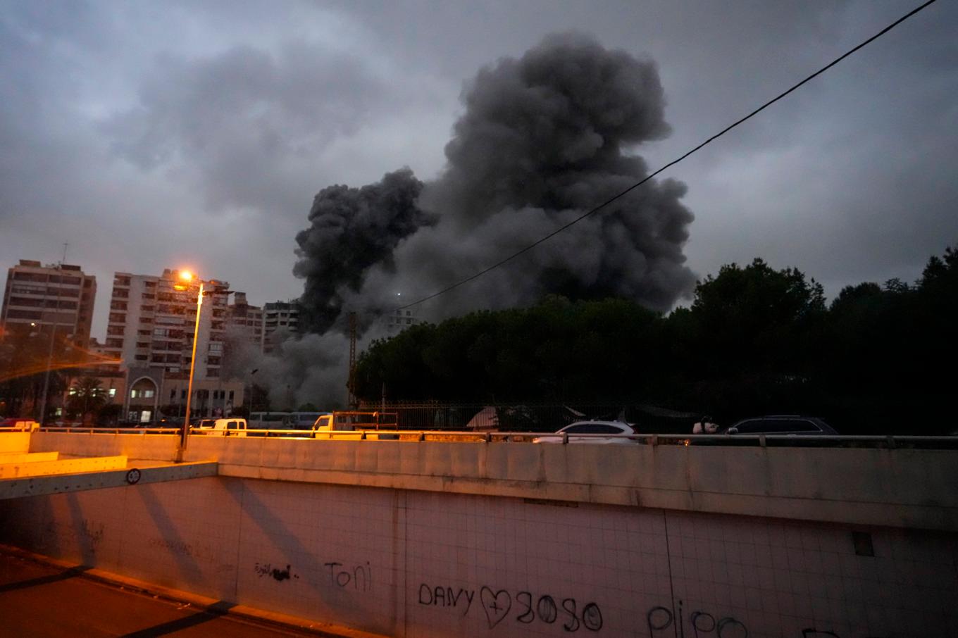 Rök stiger efter måndagens attacker mot Beirutområdet i Libanon. Foto: Hassan Ammar/AP/TT