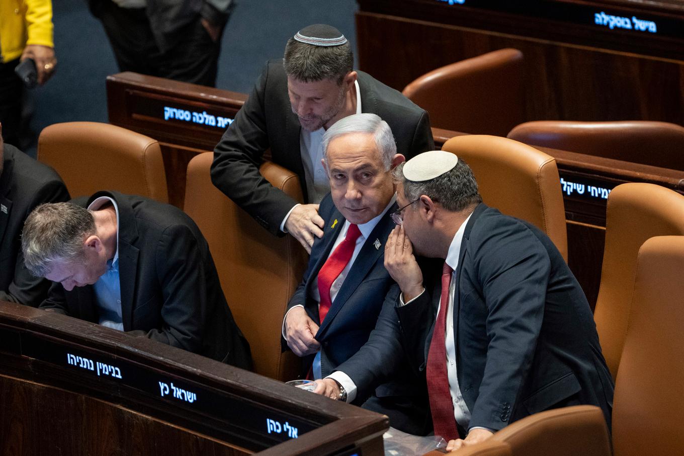 Israels premiärminister Benjamin Netanyahu, omgiven av de högerextrema ministrarna Bezalel Smotrich och Itamar Ben-Gvir i parlamentet knesset förra veckan. Alla tre ingår i Israels säkerhetskabinett. Foto: Ohad Zwigenberg/AP/TT