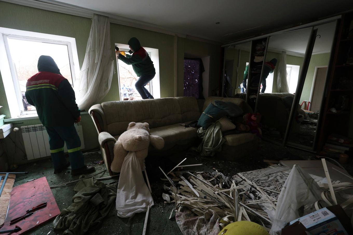 Uppröjning i ett ukrainskt hus som träffades av en rysk drönare under måndagen. Foto: Kateryna Klochko/AP/TT