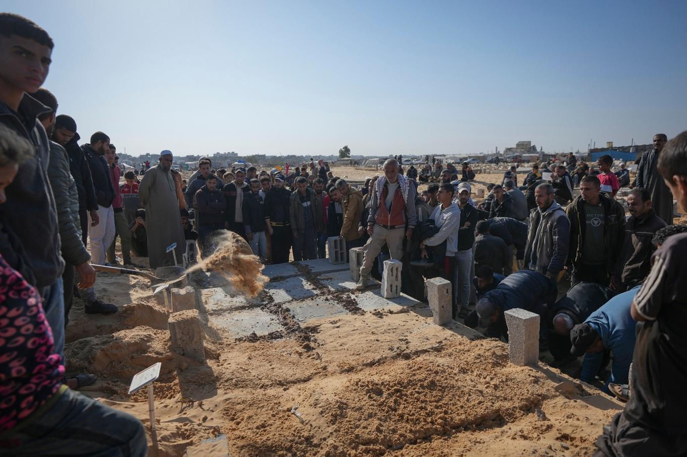 Tre barn ur samma familj, som dödats i israeliska flygräder, begravs i Dayr al-Balah. Bilden togs förra veckan. Foto: Abd al-Karim Hana/AP/TT