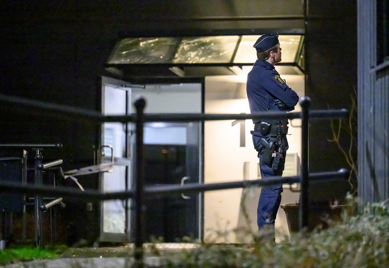 Polis och avspärrningar vid ett flerfamiljshus i Linero i Lund tidigt på onsdagsmorgonen efter en explosion. Rutor vid en entré har skadats vid detonationen. Foto: Johan Nilsson/TT