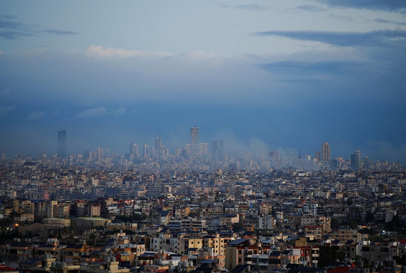 Beirut vaknar till vapenvila på onsdagsmorgonen. Rök stiger från platser som attackerats innan överenskommelsen mellan Israel och Hizbollah trädde i kraft. Foto: Mohammad Yassin/Reuters/TT