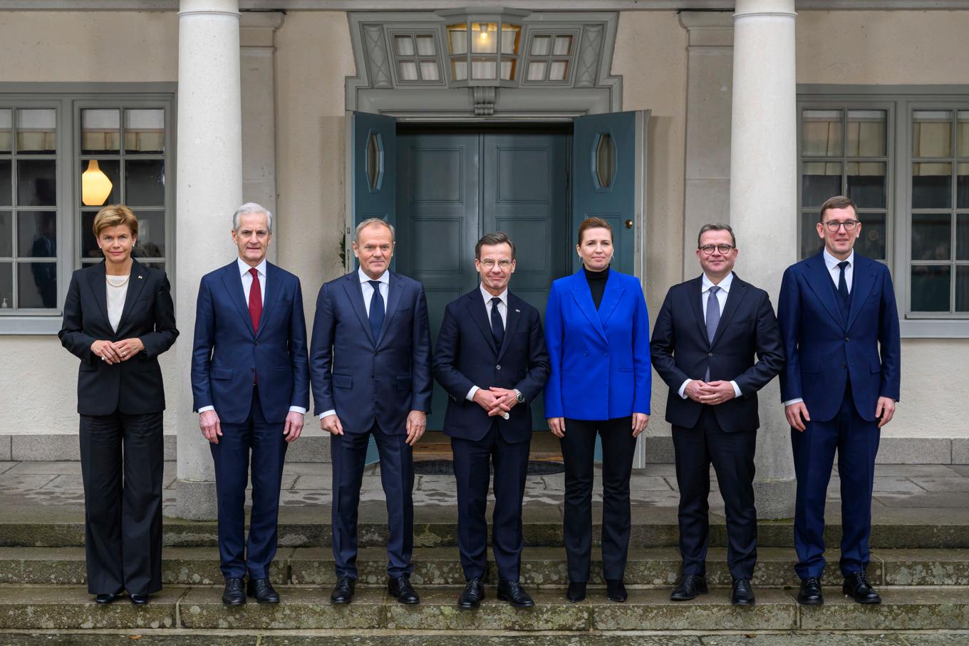 Statsminister Ulf Kristersson (M) (mitten) flankerad av regeringscheferna för Lettland, Norge, Polen, Danmark, Finland och Estland. Island och Litauen deltar inte, men står bakom ländernas gemensamma uttalande. Foto: Henrik Montgomery/TT