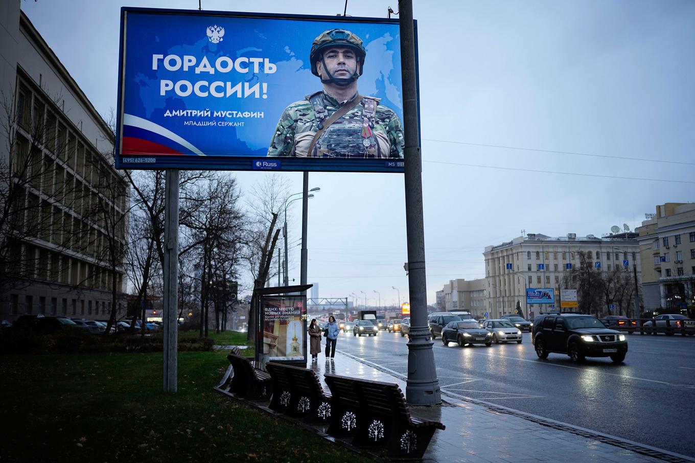 En reklamskylt i Moskva lyfter fram en soldat som "Rysslands stolthet!". Bilden togs i tisdags förra veckan. Foto: Alexander Zemlianichenko/AP/TT