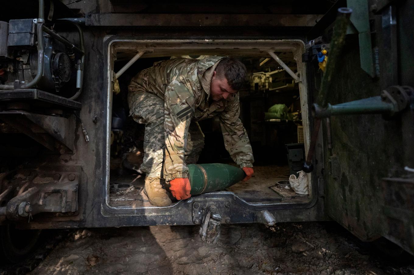 En ukrainsk soldat vid fronten i Charkiv där ryska invasionsstyrkor attackerar. Arkivbild. Foto: Efrem Lukatsky/AP/TT