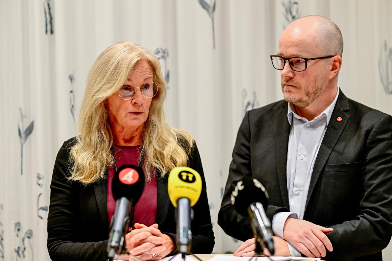 Lenita Granlund, förvaltningsdirektör på vård- och omsorgsförvaltningen i Uppsala kommun, och äldrenämndens ordförande Tobias Smedberg (V), under en pressträff om allvarliga händelser inom hemtjänsten. Foto: Magnus Lejhall/TT