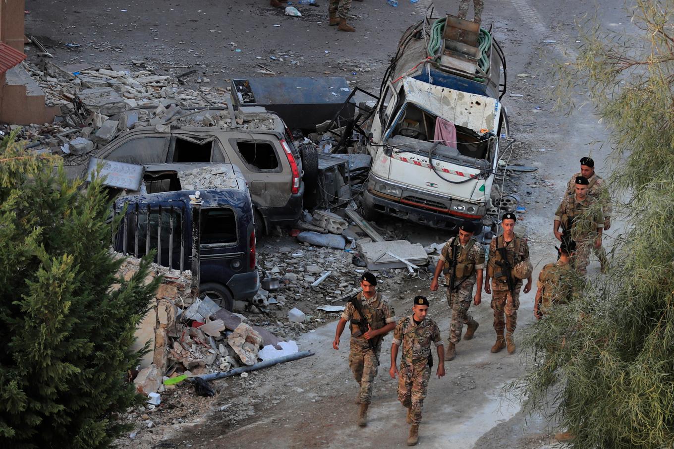 Libanesiska soldater efter en israelisk attack söder om Beirut tidigare i höst. Foto: Mohammad Zaatari/AP/TT