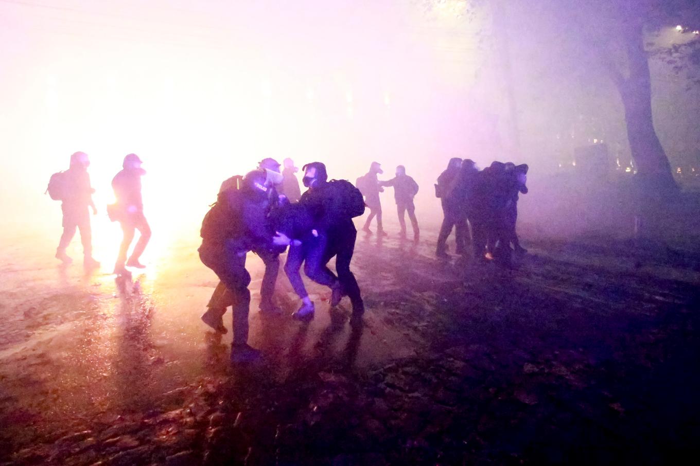 Polis griper demonstranter utanför parlamentet i Tbilisi under natten till fredagen. Foto: Zurab Tsertsvadze/AP/TT