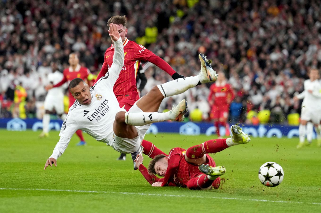 Populära fotbollsmatcher är vanliga föremål för pirat-tv. Ovan Real Madrids Kylian Mbappe som blir omkulltacklad av Liverpools Conor Bradley. Foto: Jon Super/AP/TT