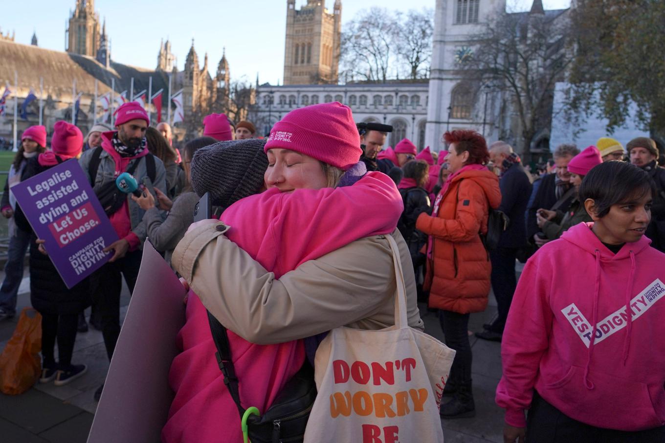 Demonstranter som är för aktiv dödshjälp gläds åt beslutet i det brittiska parlamentet. Foto: Alberto Pezzali/AP/TT