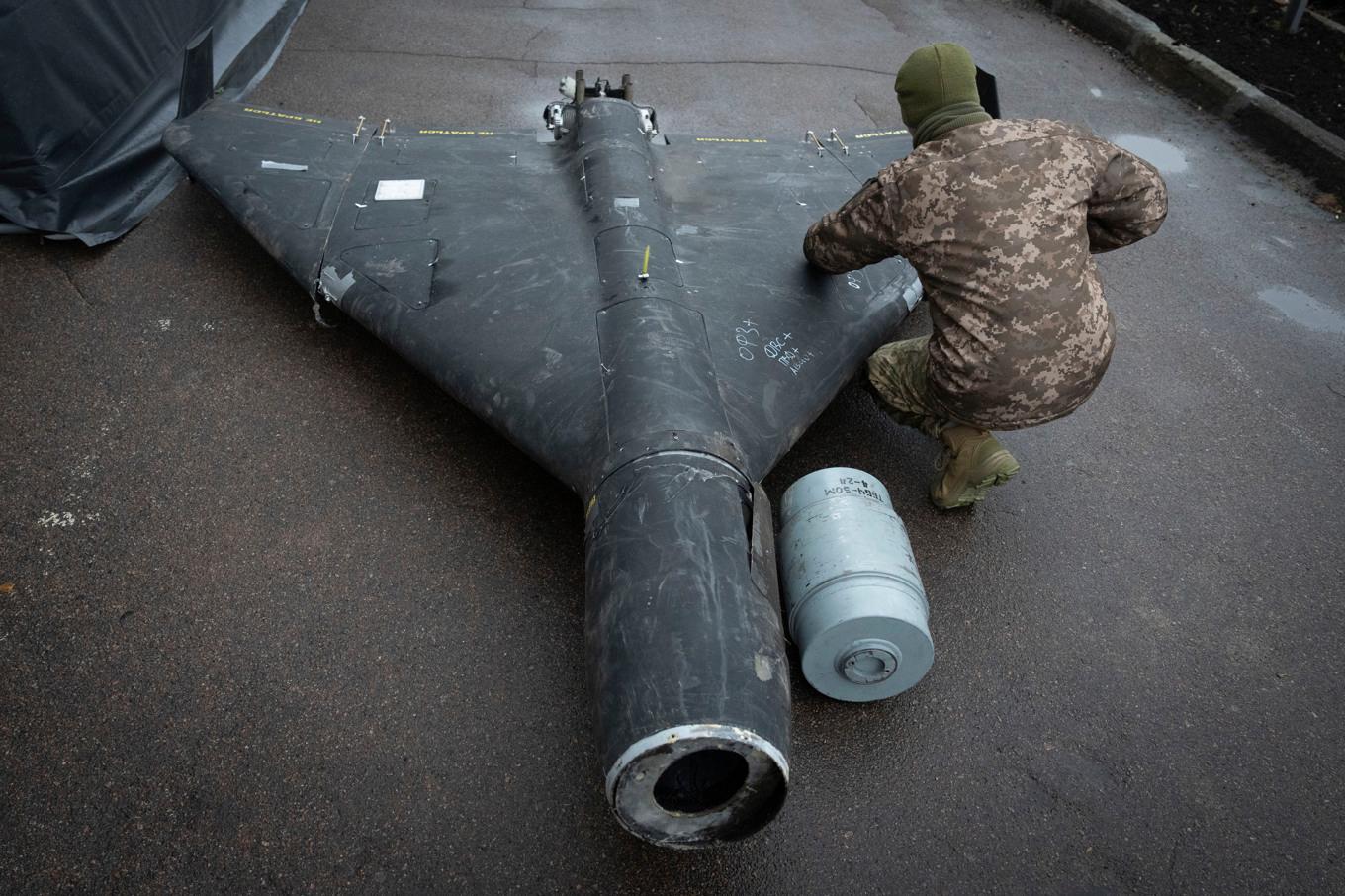 En rysk drönare undersöks i Ukraina tidigare i november. Foto: Efrem Lukatsky/AP/TT