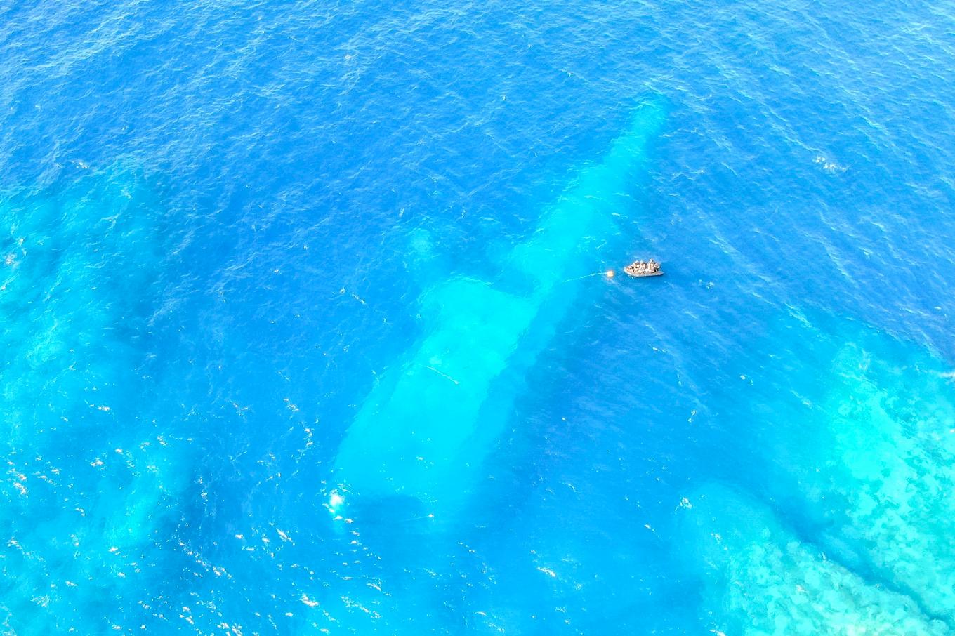 HMNZS Manawanui ligger kvar på botten utanför Upulo, Samoa, efter haveriet den 6 oktober. Arkivbild. Foto: AC Jese Somerville/Nya Zeelands försvarsmakt via AP/TT